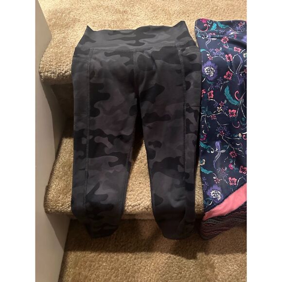 Bundle of Girl Athletic Leggings in Different Brands & Colors Size 6/7 (XS-S) - Picture 3 of 10